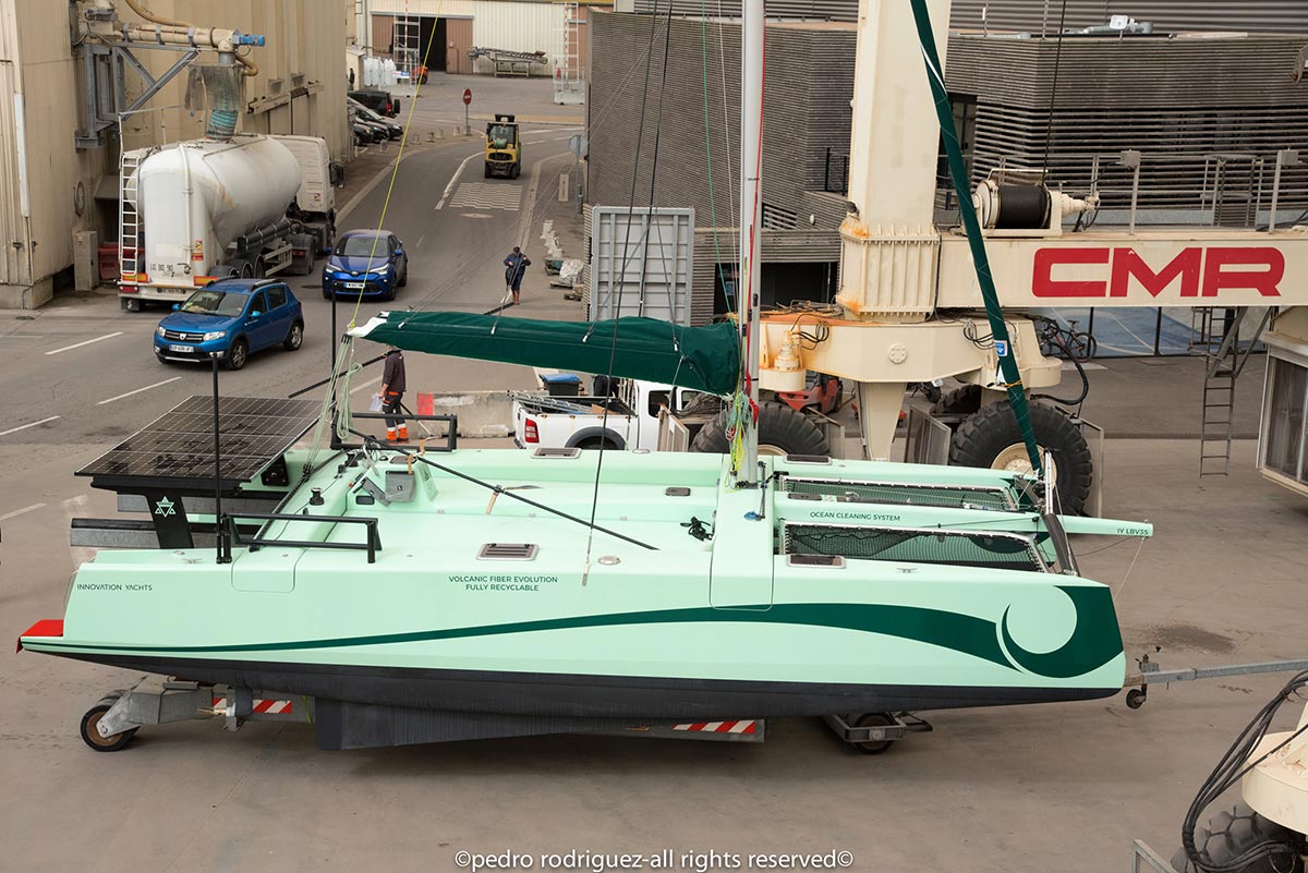 Catamaran IY LBV35 recyclable sur travellift du chantier naval Innovation Yachts