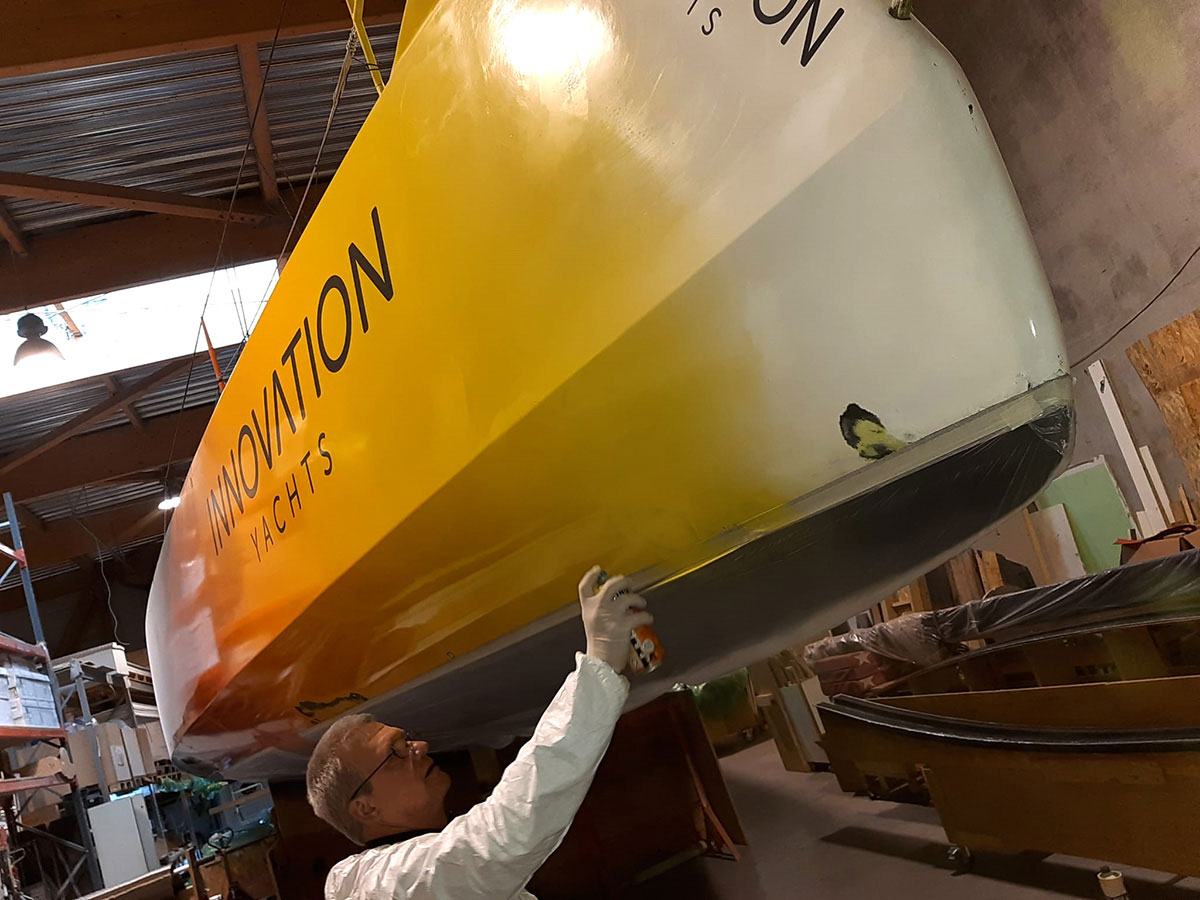 Réparation de la peinture du Open60AAL du chantier naval Innovation Yachts