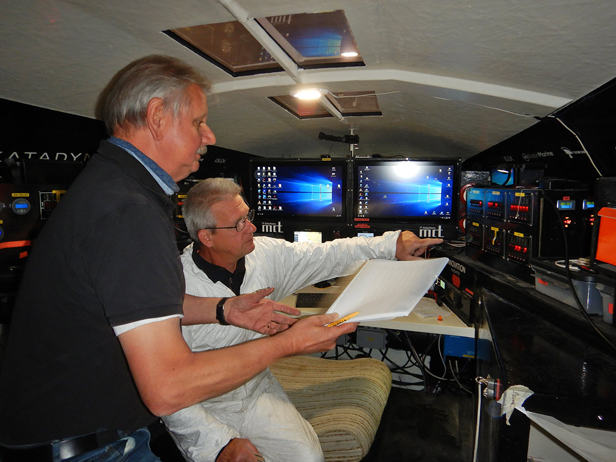 Siegfried et Norbert dans le coin de navigation de l'IY Open60AAL Innovation Yachts