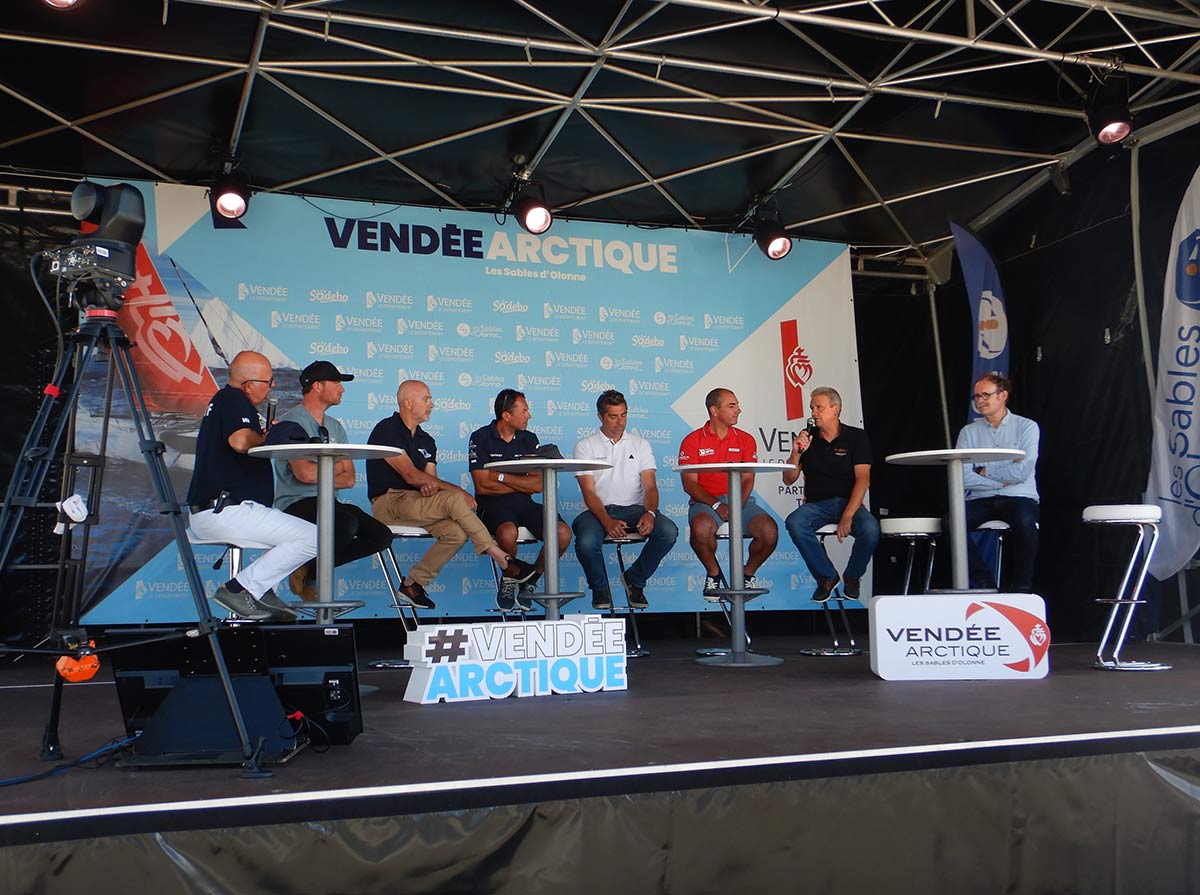 Runder Tisch im Vendée Arctique Race Village Bühne mit Norbert