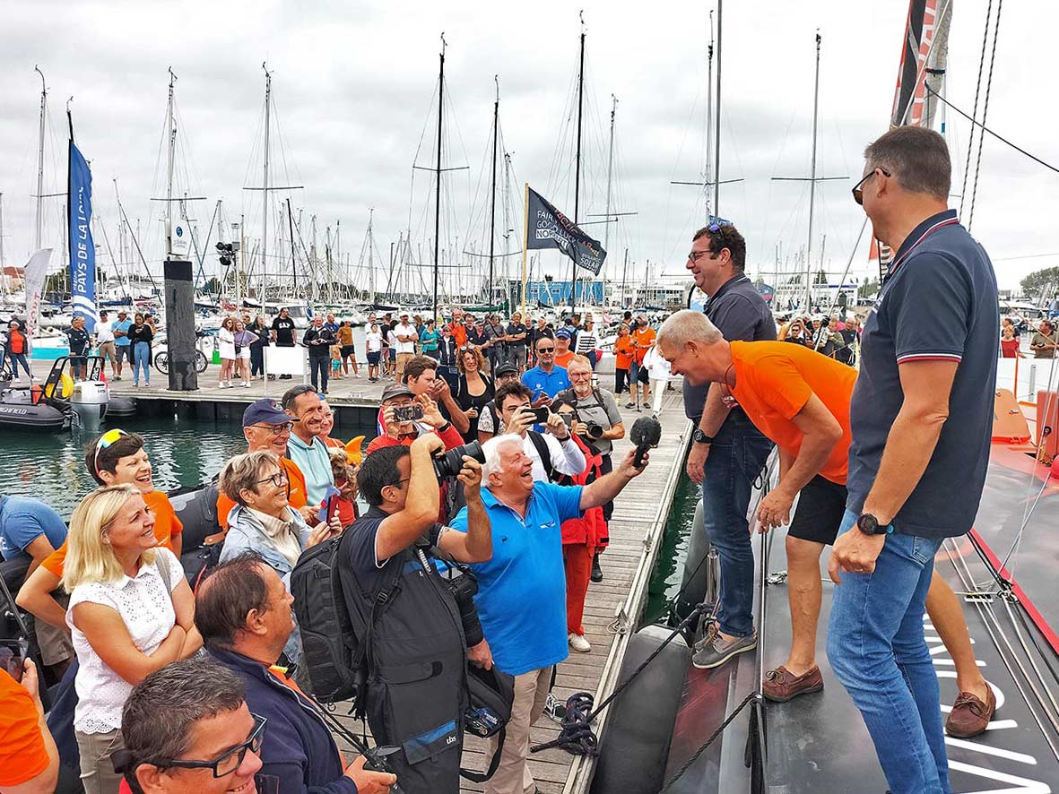 Norbert donne des interviews avant de quitter le ponton du Vendée Globe