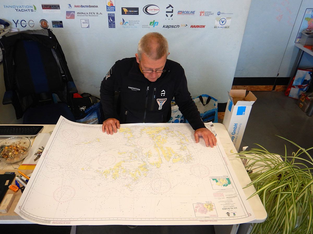 Norbert avec carte nautique en papier de Svalbard