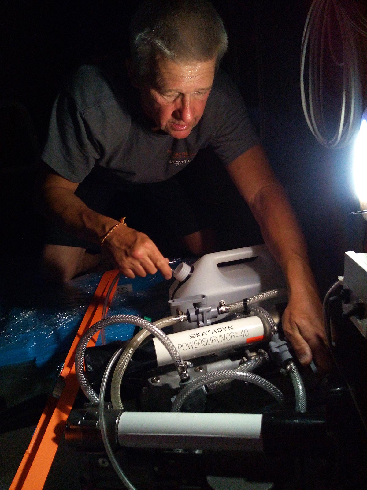 Norbert prüft den Katadyn Wassermacher an Bord des IY Open60AAL Innovation Yachts