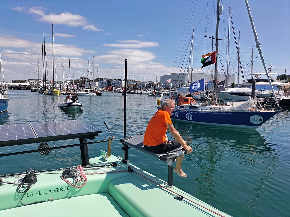 Norbert beobachtet die Boote, welche die Marina für das Golden Globe Race verlassen, während er an Bord des IY LBV35 "La Bella Verde" ist
