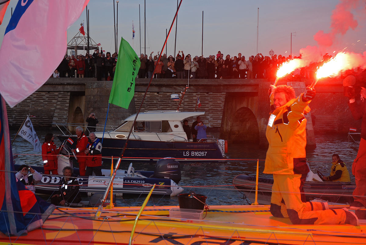 Norbert Sedlacek s'agenouille à bord de son nauticsport kapsch dans le Chenal des Sables d'Olonne après avoir bouclé le Vendée Globe 2008/09