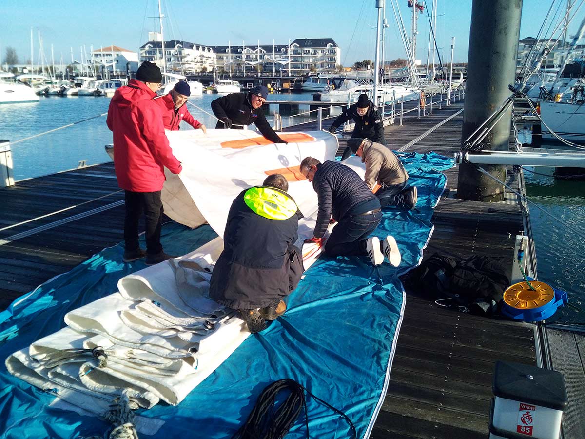Mainsail folding with helpers