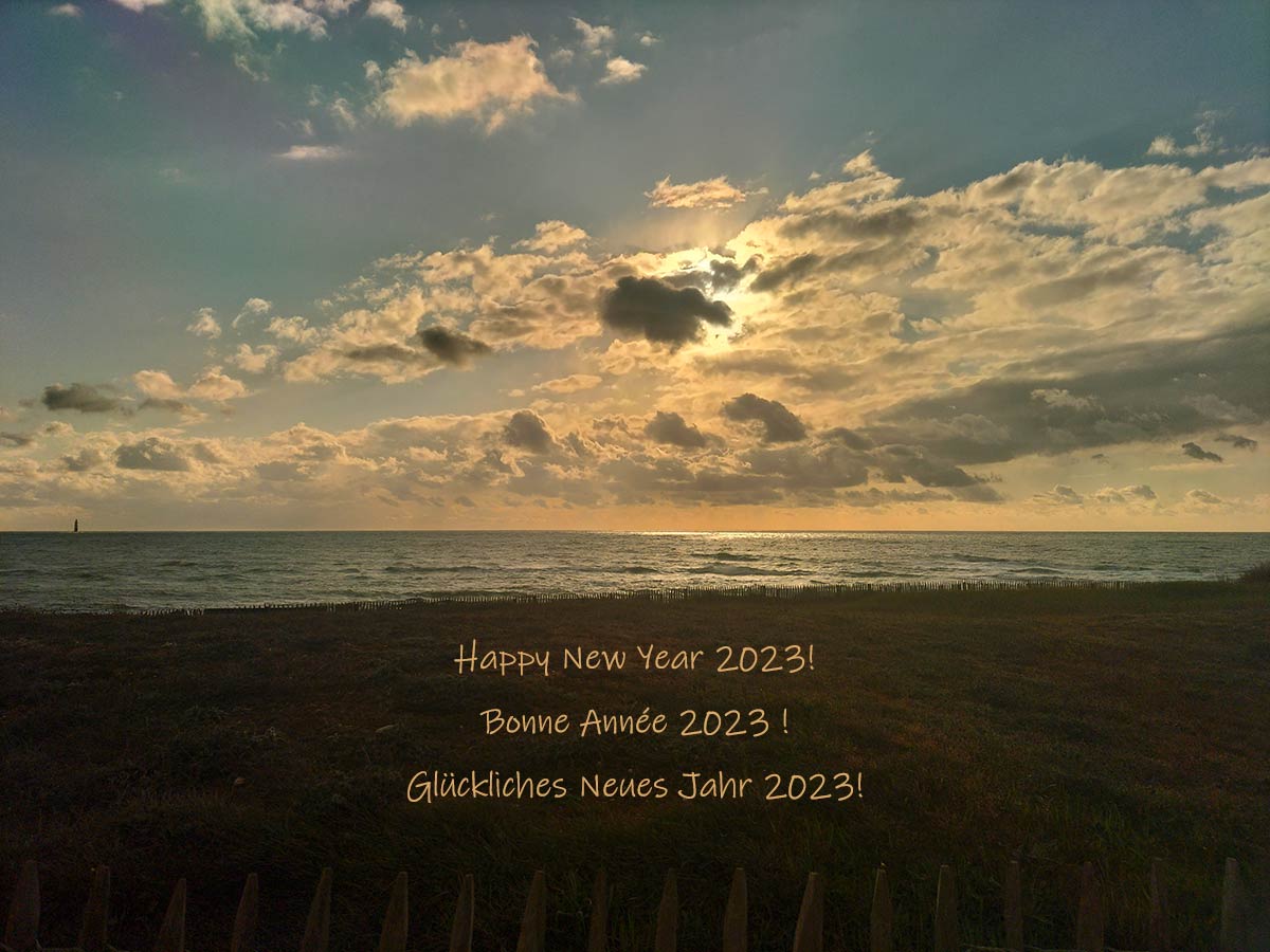 Meer mit Sonnenuntergang und Leuchtturm, Neujahrswünsche