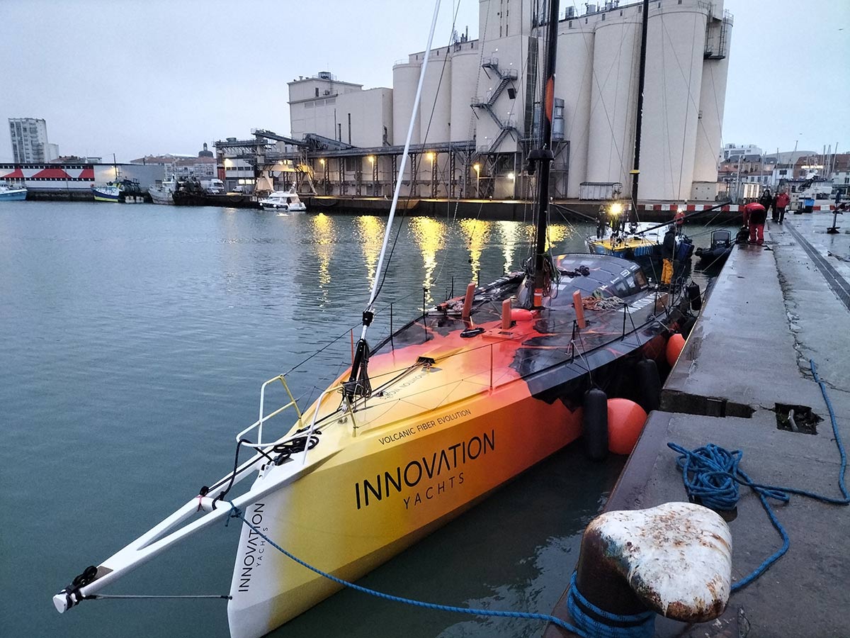 Open60AAL Innovation Yachts und IMOCA Groupe Setin im Industriehafen