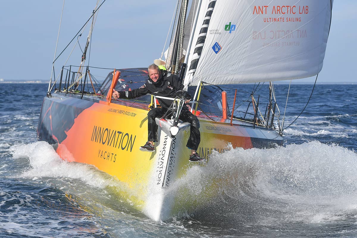 Norbert sitzt auf dem Bug des segelnden IY Open60AAL Innovation Yachts