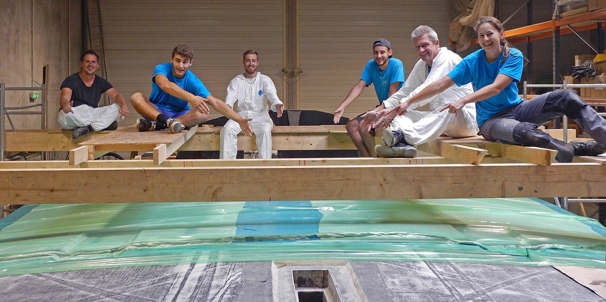 L'équipe Innovation Yachts Team a terminé fier une grosse stratification sur l'IY Open60AAL Innovation Yachts