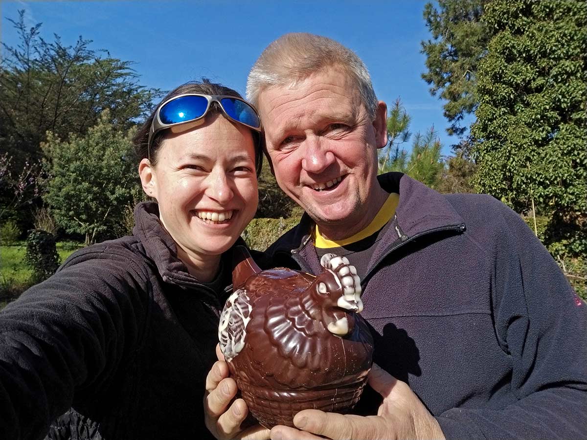 Marion et Norbert avec poule en chocolat