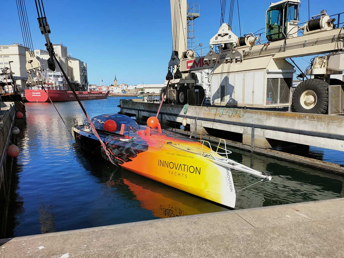Open60AAL Innovation Yachts im Wasser auf Travellift