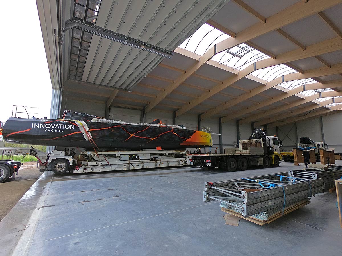 Sondertransport des Open60AAL kommt in Werft in Vairé an
