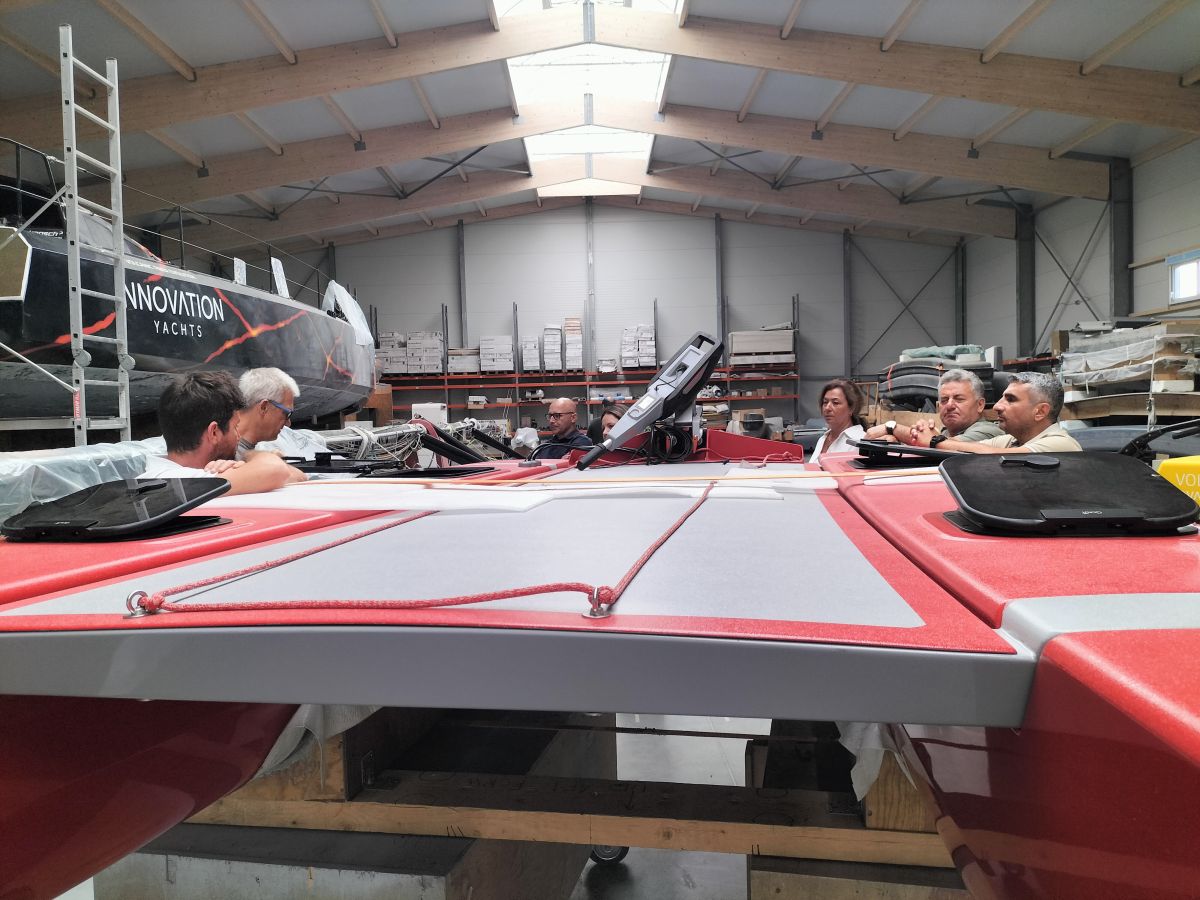 Team of partners from TEcoNaut project discusses around a red IY Volcat16