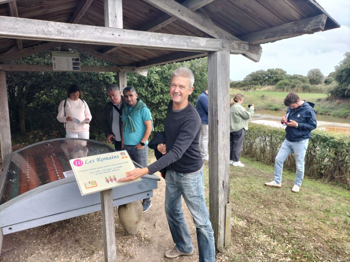 Norbert lächelt, während er den Mitgliedern des TEconaut-Teams in den Salzwiesen eine Erklärungstafel präsentiert.