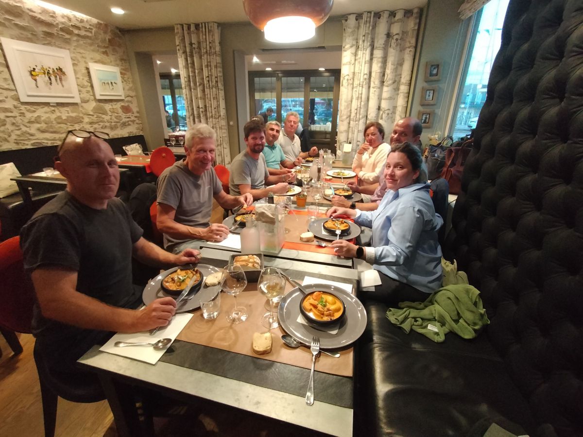 Die Mitglieder des TEcoNaut-Teams treffen sich zum Abendessen in einem Restaurant.