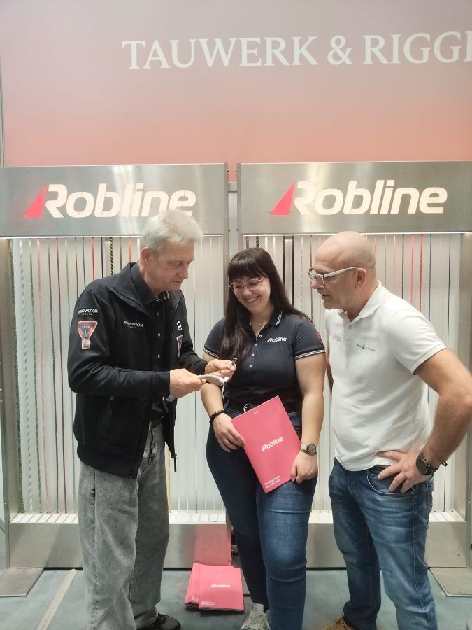 Norbert is talking about a rope with two team members from Robline