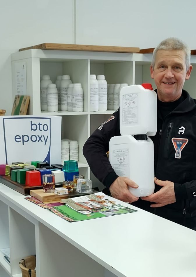 Norbert is standing behind the bto-epoxy