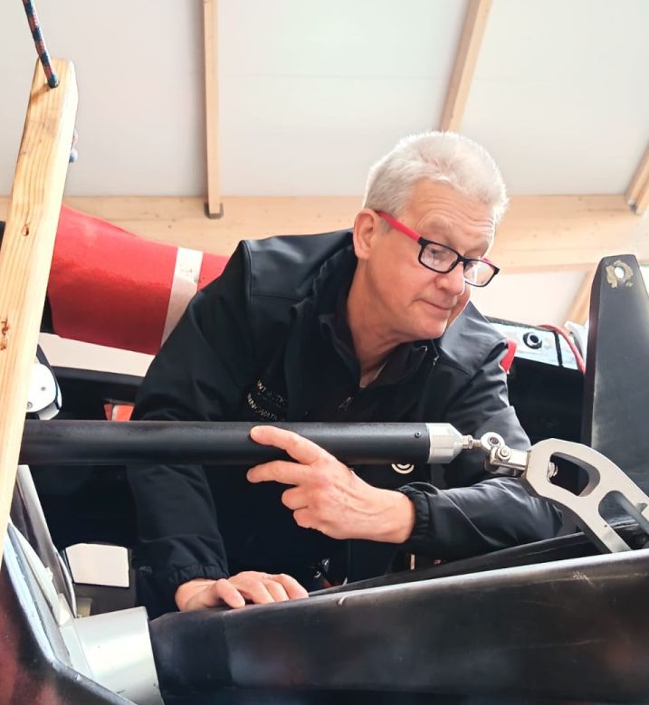 Norbert is holding a steering bar that doesn't fit anymore in its place because of a twisted ball joint