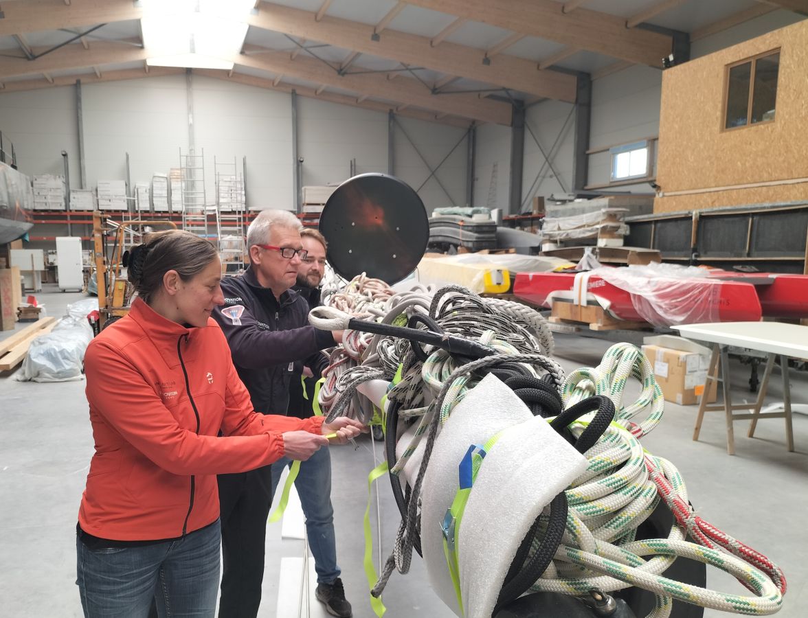 Norbert and shore crew processing the ultimate checking on mast before the transport.