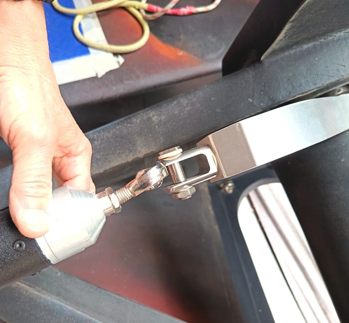 La rotule tordue à l'extrémité de la barre de direction.