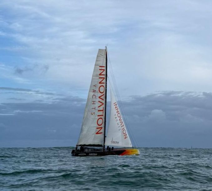 Tribord de l'Open60AAL, vu du rib, vogue sous un ciel nuageux lors de ses premiers essais en mer - ANT ARCTIC LAB