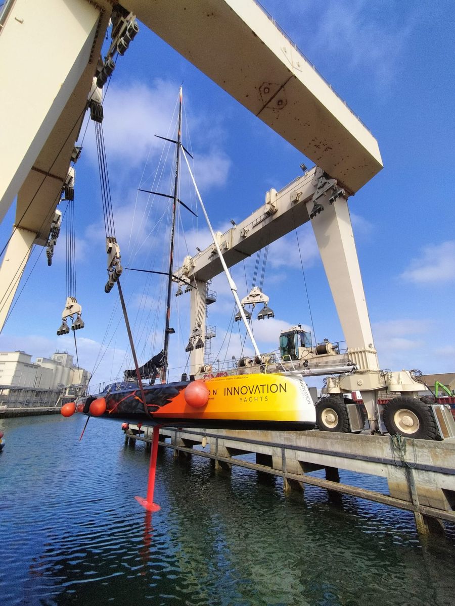 Open60AAL is in the travel-lift of the commercial harbour for the last checking of the engines. - ANT ARCTIC LAB