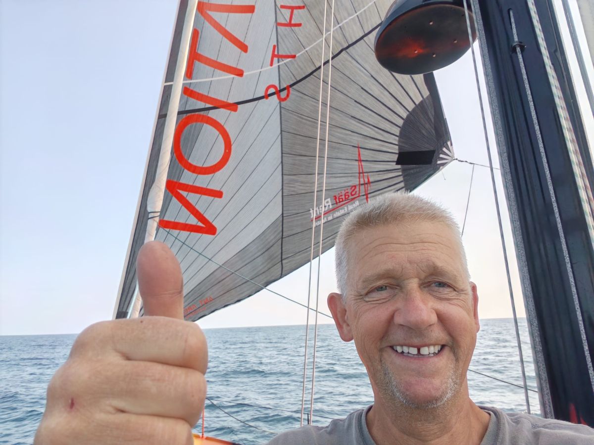 Norbert lächelt und zeigt den Daumen nach oben an Bord der Open60AAL. ANT ARCTIC LAB
