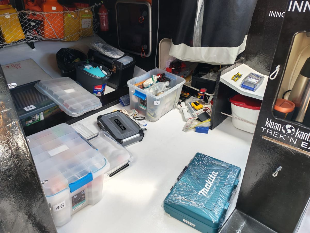 Certaines caisses sont entreposées dans le cockpit de l’Open60AAL, après que Norbert les a rangées. ANT ARCTIC LAB