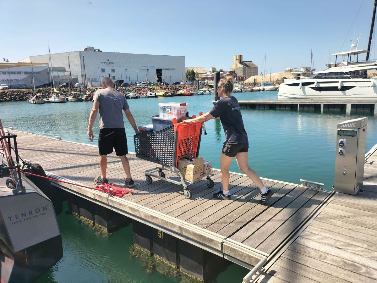 Norbert et Julia amènent les boîtes jusqu'au bateau sur le ponton, à Port Olona - ANT ARCTIC LAB
