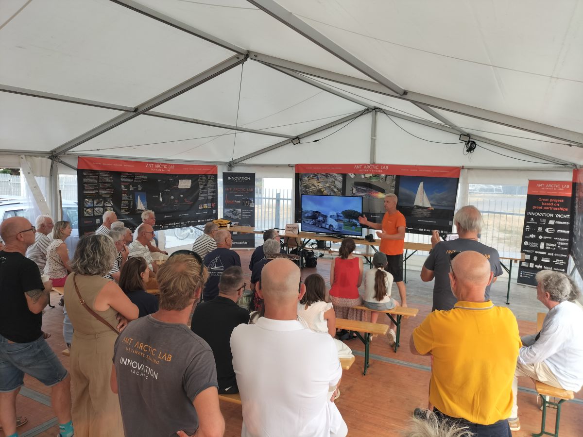 Norbert présente le projet aux amis et partenaires venus pour la fête avant le départ - ANT ARCTIC LAB