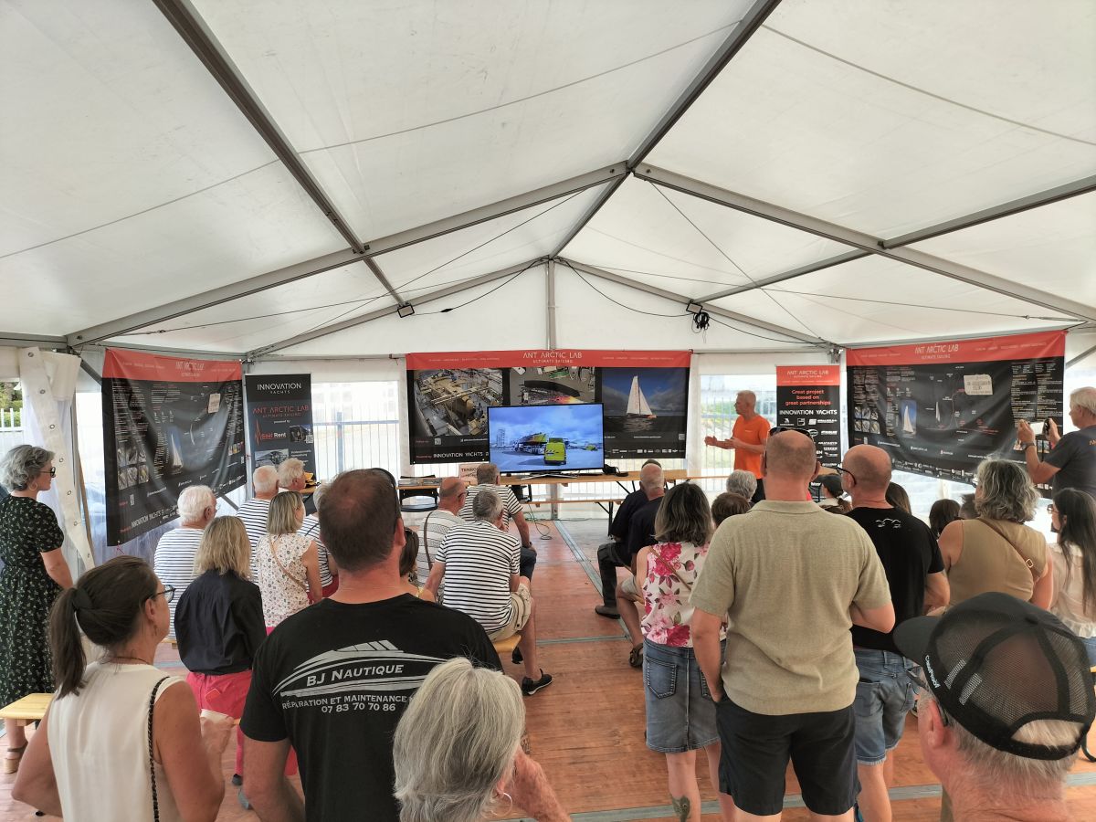 Norbert présente le projet aux amis et partenaires venus pour la fête avant le départ - ANT ARCTIC LAB