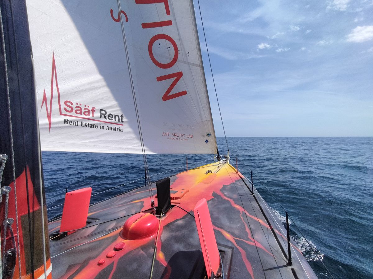 Der Bug der Open60AAL in der Sonne, auf See, mit hochgeklapptem J2 (und Ruder). – ANT ARCTIC LAB