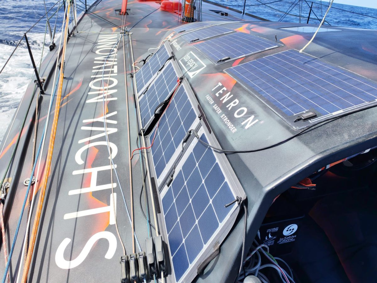 Die Solarmodule auf dem Dach an Backbord bei strahlendem Wetter. ANT ARCTIC LAB