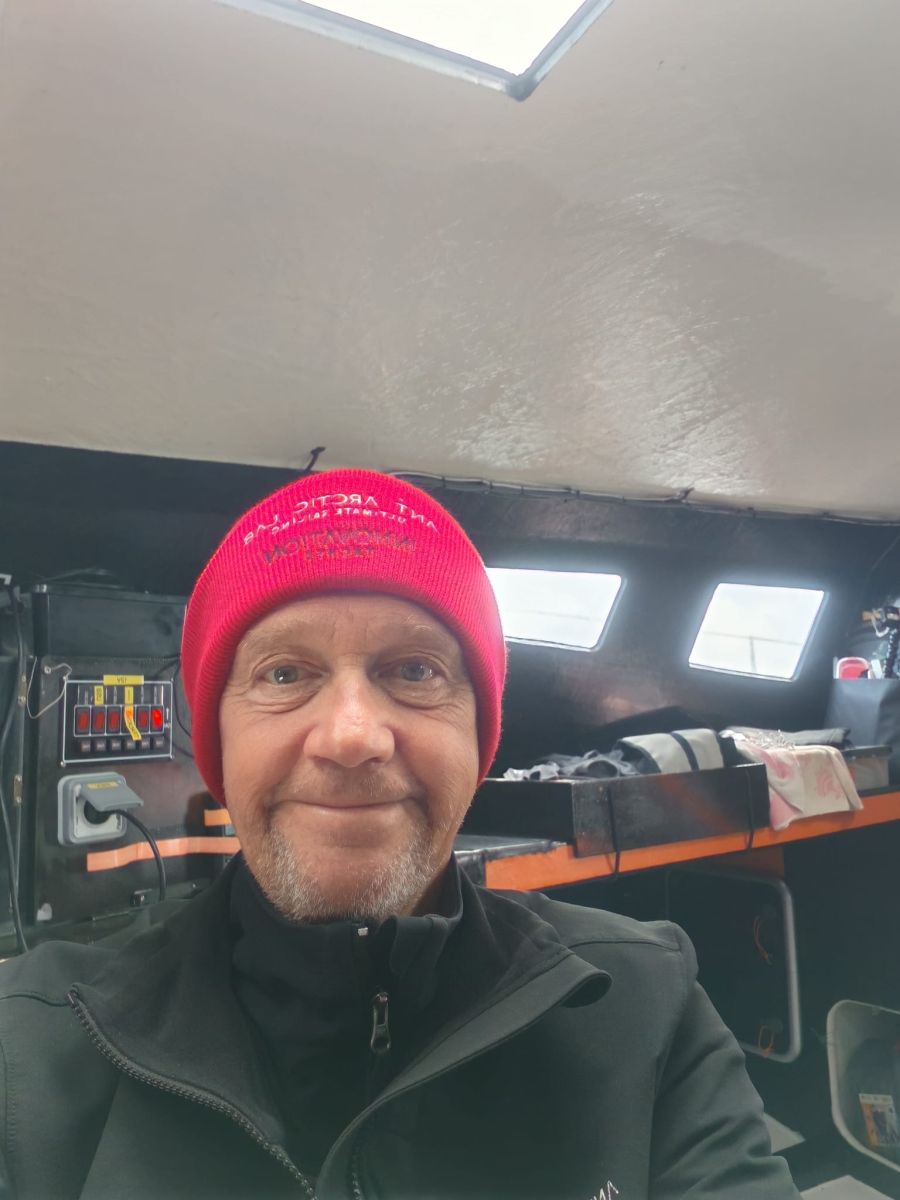 Selfie von Norbert mit roter Mütze im Cockpit der Open60AAL – ANT ARCTIC LAB
