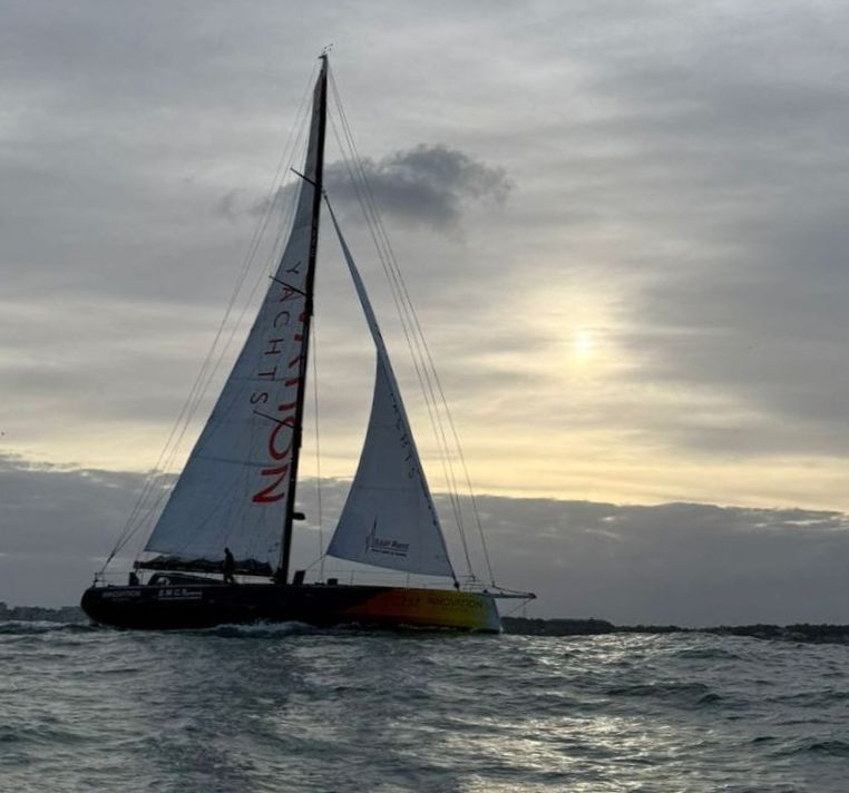 Der Open60AAL segelt bei Sonnenaufgang in der Bucht von Les Sables. – ANT ARCTIC LAB