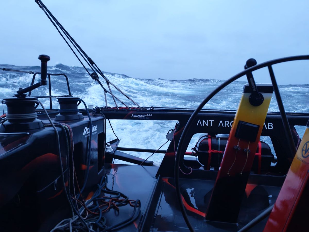 Das Heck der Open60AAL auf See, hinter ihr eine aufgewühlte See. – ANT ARCTIC LAB