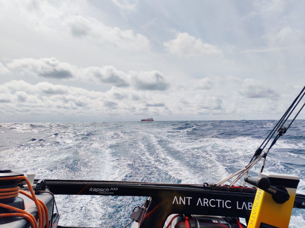 Depuis la barre de l'Open60AAL, un pétrolier, après avoir croisé sa route, dans son sillage. - ANT ARCTIC LAB