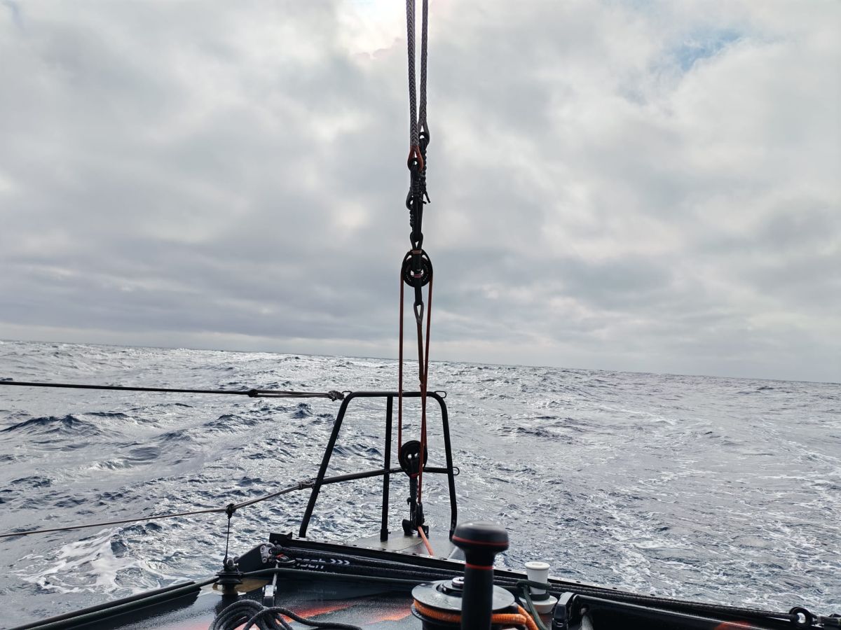 Ruhigeres Wetter auf der Keltischen See, gesehen vom Steuerbordheck der Open60AAL. – ANT ARCTIC LAB