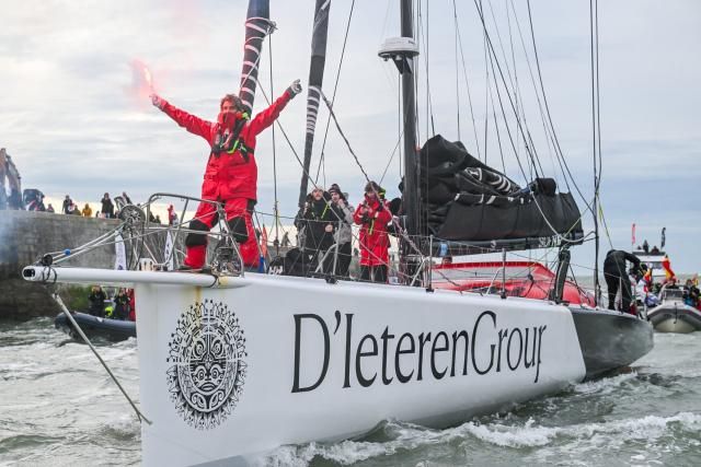 Arrivée de Denis Van Weynbergh, des fumigènes à la main, Vendée Globe 2025.