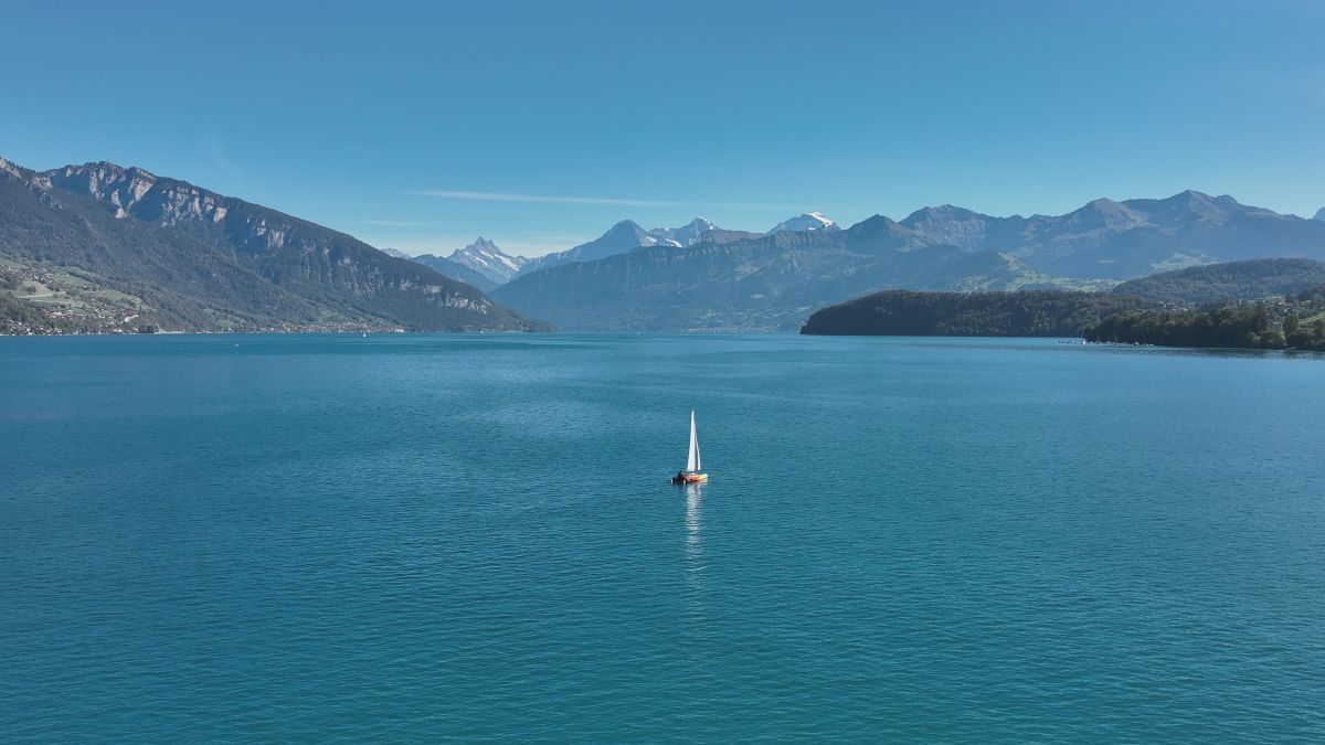 La version « Volcano » du Volcat16 naviguant sur le lac de Thoune, qui semble minuscule comparé à l'immensité du lac et à la vue imprenable sur les montagnes. - INNOVATION YACHTS